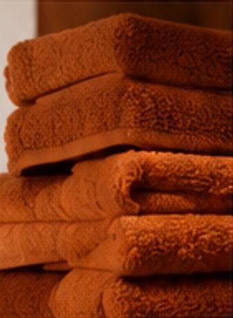 Üst üste katlanmış turuncu banyo havluları
